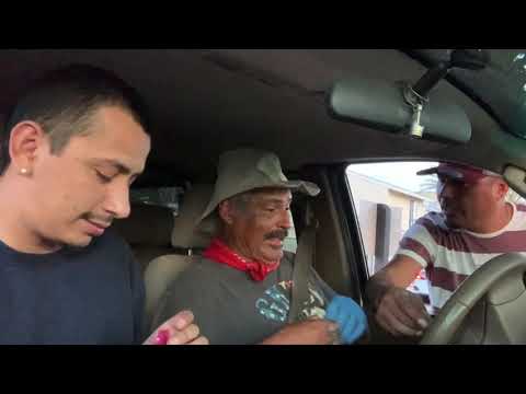 El Tio Comprando Un Veinti $20