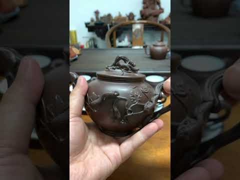 此套紫砂松鼠葡萄茶具为顾景舟1955年所制，应人民大会堂的定制需求，作为对新中国的献礼。鼠在十二时辰中为子，喻&ldquo;子&rdquo;之意。而葡萄果实堆叠繁密，在中国传统文化中，向来有着&ldquo;多子多福&rdquo;&ldquo;五谷丰登&rdquo;的寓意。