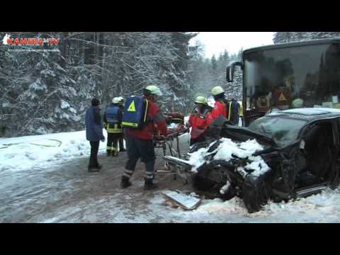 Reisebus kommt wegen Schneeglätte auf die Gegenfahrbahn und kollidiert mit PKW