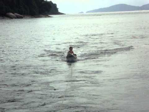 Daniel surfando puxado pela lancha