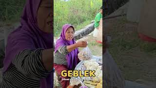 Download lagu Geblek, a typical food from Kulonprogo, Yogyakarta, is sold in Pringsewu, Lampung. mp3