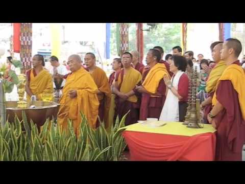 Tibetan Buddhist Monks Chanting - tibetanlife.com