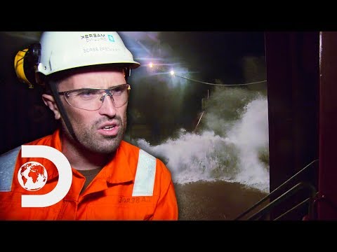 大型船が同時に二つの嵐に巻き込まれる｜マイティーシップ (Large Ship Gets Caught Between Two Storms At The Same Time | Mighty Ships)