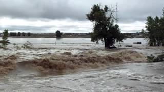 preview picture of video 'The insanely swollen St. Vrain River at I-25'