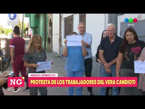 Trabajadores del Vera Candioti realizaron un abrazo simbólico como protesta