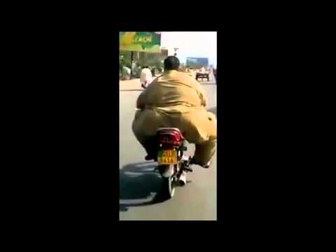 Człowiek bardzo gruby, jazda na motocyklu w Indiach