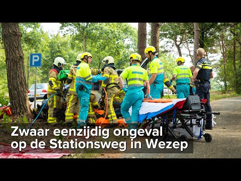 Zwaar eenzijdig ongeval auto tegen boom Stationsweg Wezep - ©StefanVerkerk.nl