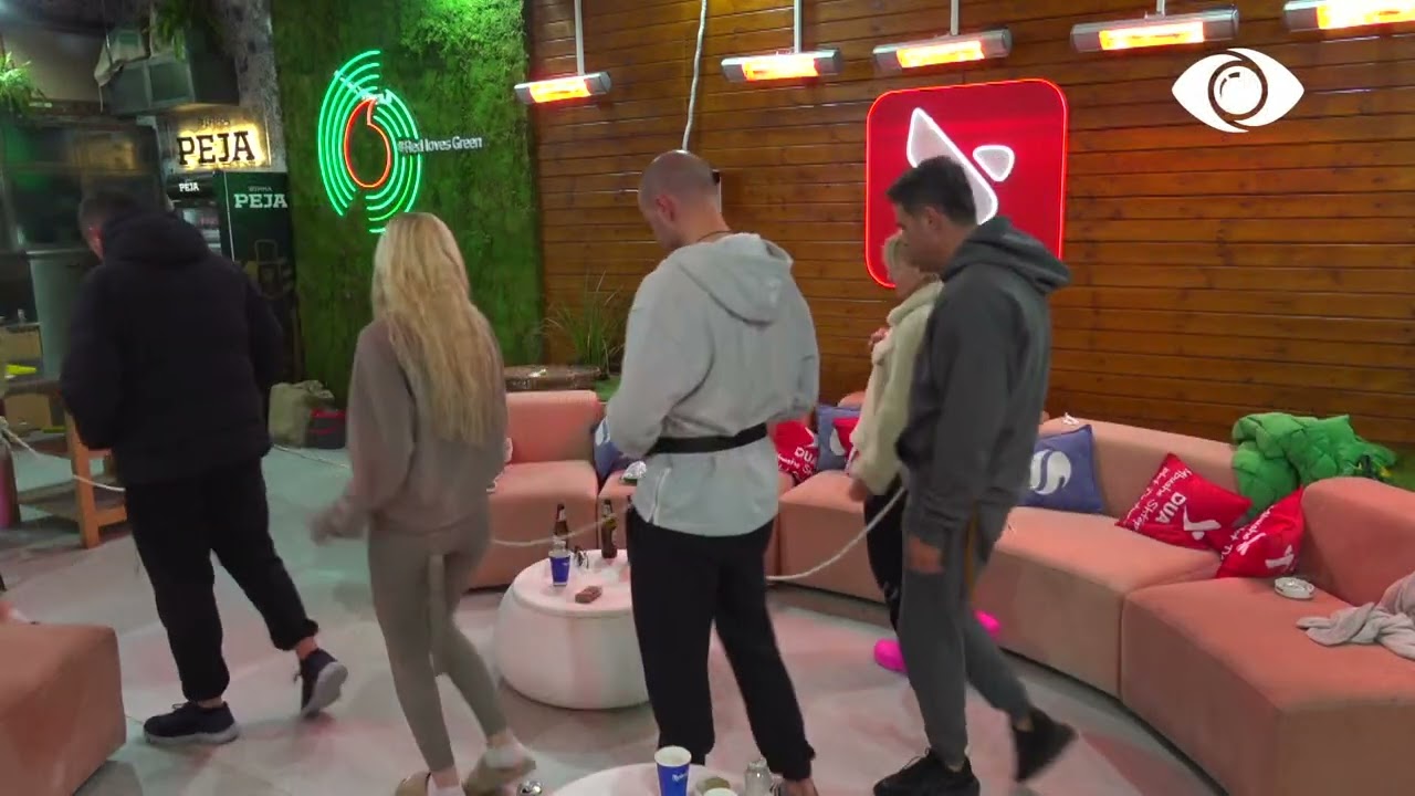 Grupi i Evës kërcen në oborr