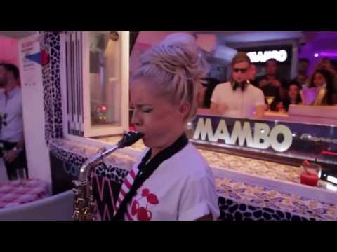 Laura Lovely wymiata na saksofonie