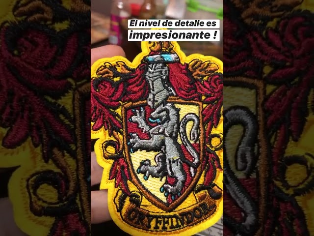 Vídeo relacionado con Ata-Boy Parche termoadhesivo bordado a todo color con el escudo de Gryffindor de Harry Potter de 7,6 cm