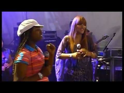 Flordelis canta Conquistando o impossível no ExaltaCristo 2011