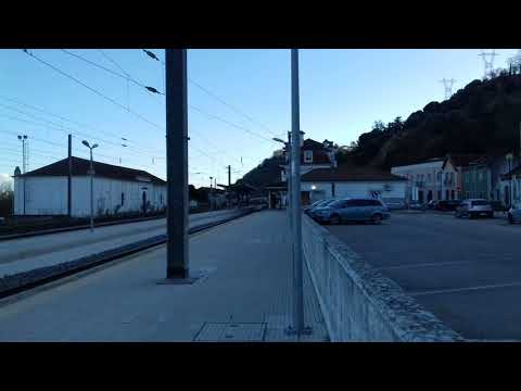 Comboio Pendular nova pintura passa por Santarém