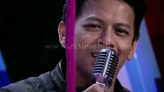 Ariel dengan sangat menjiwai menyanyikan lagu CINTA BUKAN DUSTA