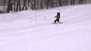 preview picture of video '初めてのスキー　４歳男の子のボーゲン/ First skiing by 4-years-old boy at Tangram Ski Circus in Nagano, Japan'