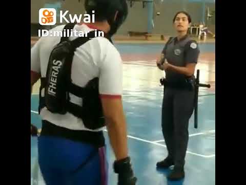 Lutador troca soco com Policia militar