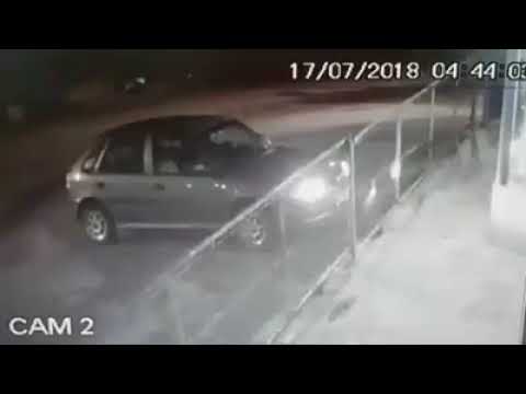 TV Brusque - Homem sai de bar, bate em motocicleta e foge