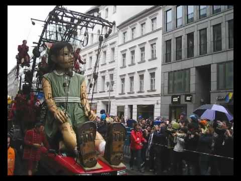 Riesen in Berlin - little giantess, driving by - 2009-10-03