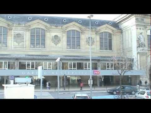 駅の裏側、下に RER C 線路、上に地下鉄の駅があります。