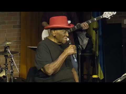 22-11-10 Big Pete Pearson - Miniskirt