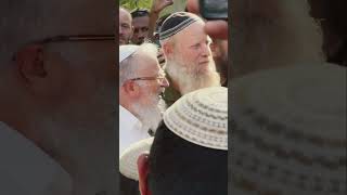 ברכה מיוחדת לנשות המילואים מהרב שמואל אליהו בשטח הכינוס לפני כניסת החיילים ללבנון (הרב שמואל אליהו) - התמונה מוצגת ישירות מתוך אתר האינטרנט יוטיוב. זכויות היוצרים בתמונה שייכות ליוצרה. קישור קרדיט למקור התוכן נמצא בתוך דף הסרטון