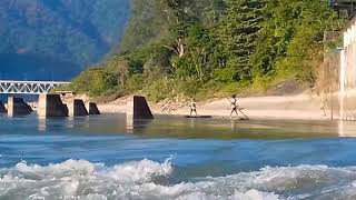 preview picture of video 'Saptakoshi River Nepal कोशीनदीमा यसरी ल्याईन्छ बाँस'