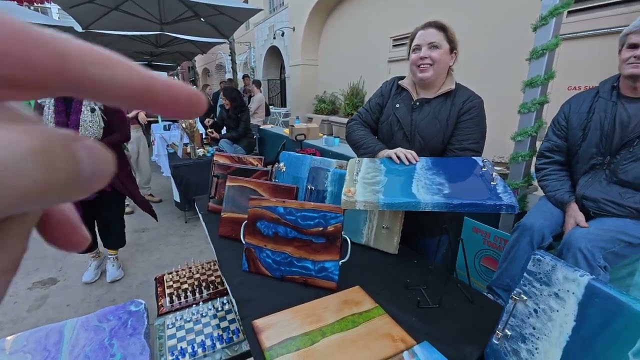 Людей посмотреть и себя показать, при случае