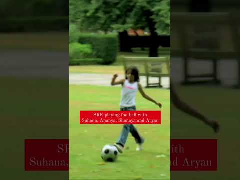 When #srk played football with little #ananyapanday #suhanakhan #shanayakapoor #aryankhan 😎