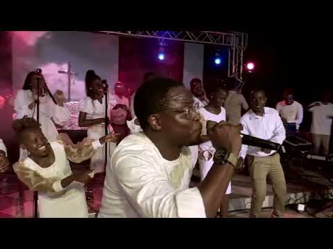 EK Praise team Ft Mak'sudi - Sisi Tunakuamini (Official live video)