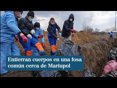 Entierran cuerpos en una fosa común cerca de Mariupol