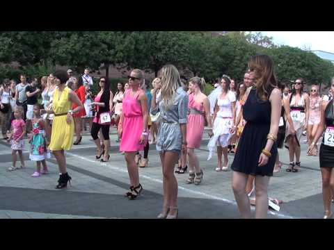 [HD] Glamour Stiletto Run 2012 - Bemelegítés a sztárfutam résztvevőivel. (2012-09-08)