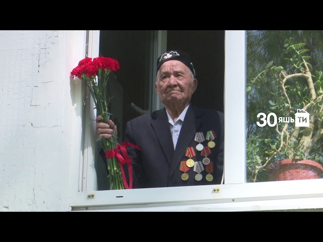 В Казани прошел заезд военной исторической техники для поздравления ветеранов