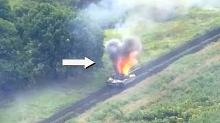 Straszne! Ukraiński dron zrzuca granaty na rosyjskie wojska jeden po drugim, pomiędzy zaśmieconym...