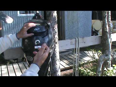 adding 2-stroke oil to Evenrude E-TEC 25hp outboard engine