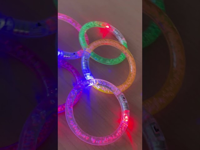 Vídeo relacionado con Toyvian 8 Piezas de Collares con Luces LED para Niños Colgantes de Plástico con Luz LED Collares con Estrellas LED Rellenos de Bolsas de Golosinas Estrellas de Plástico Y Collares de