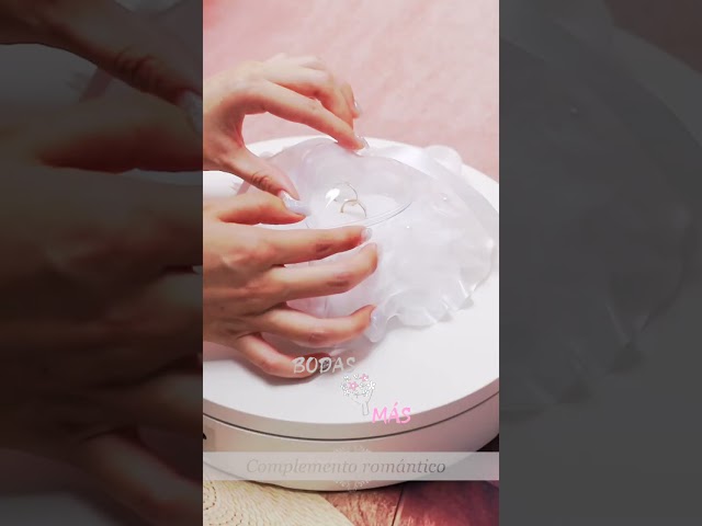 Vídeo relacionado con Amexo Soporte de Anillo Blanco para Perros Bolsa de Anillo para Collar de Perro Caja de Anillo de Boda de Cuero de PU Anillo de Boda Caja de Cojín para Mascotas Almohadas para Portadores de Anillos