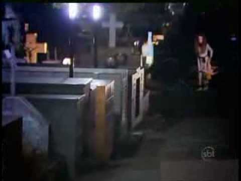 Câmera Escondida Silvio Santos - Menina Fantasma no Cemitério! (20/10/2013)