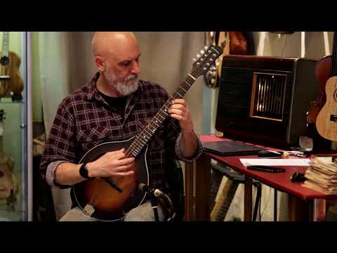 Eastman MDO305E-SB Octave Mandolin