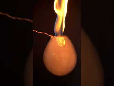 シャボン玉の虹色。