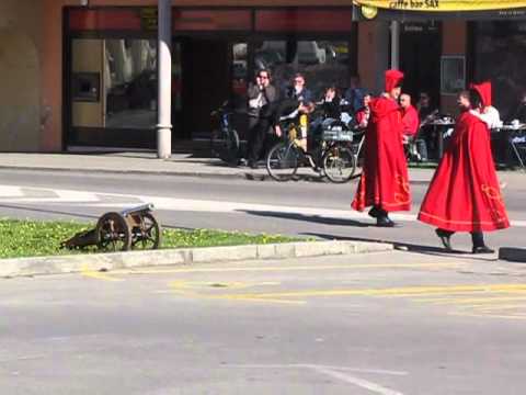 Trenkovi panduri - Pucanj iz topa, Trg Sv. Trojstva