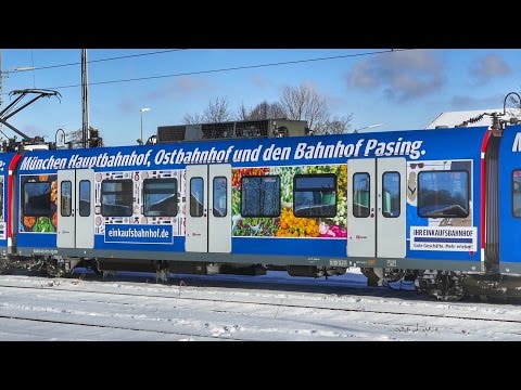 Zwei Werbe S-Bahnen im verschneiten Bahnhof Holzkirchen