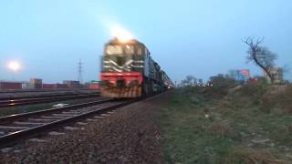 preview picture of video '16 DN Karachi Express With GEU-40 Pulling Brakes || Pakistan Railways'