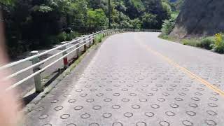 定光寺公園(愛知県・瀬戸市)からの急な下り坂を原付バイクで降りたようなやつ