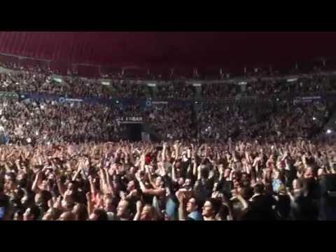 OMG! Macklemore throws donut to fan 50 rows back!! (Sydney, Aug 6)