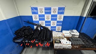 Policias do 4 BPM apreendem 26 Réplicas de Fuzil na Rodoviária Novo Rio após uma denúncia anônima.