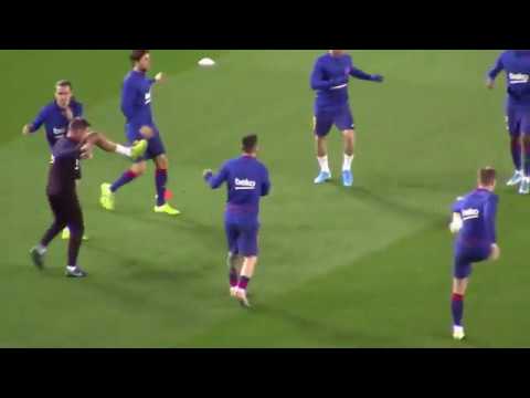 Lionel Messi (goat/alien) sedang melakukan pemanasan sebelum memulai pertandingan