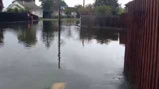 preview picture of video 'Lots of water flooding the roads'