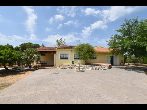 €215,000 - 3-bedroom, 2-bathroom villa located just 800m from Domeño village centre, in Valencia.