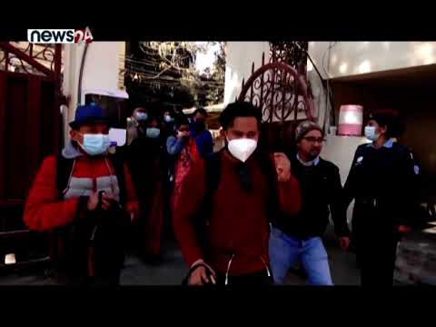 प्रचण्ड–नेपाल समूहले देशभरका जिल्ला प्रशासन कार्यालयमार्फत प्रधानमन्त्रीलाई संविधानको पुस्तक पठायो !