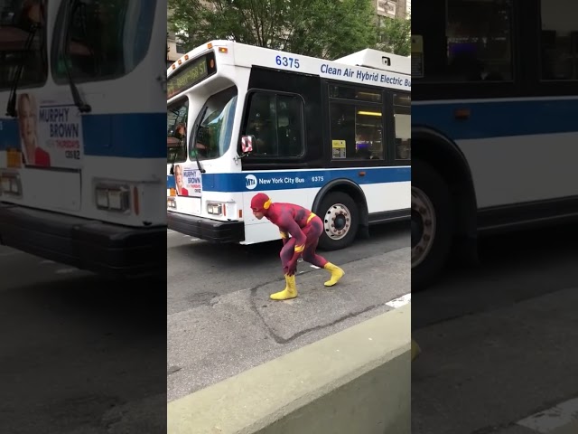 Vídeo relacionado con Funidelia Disfraz Oficial de Flash deluxe para niño, Incluye mono, guantes, gorro con alas y cubrebotas, Superhéroes, DC Comics - Traje para niños para Carnaval y Halloween - Talla 5-6 años
