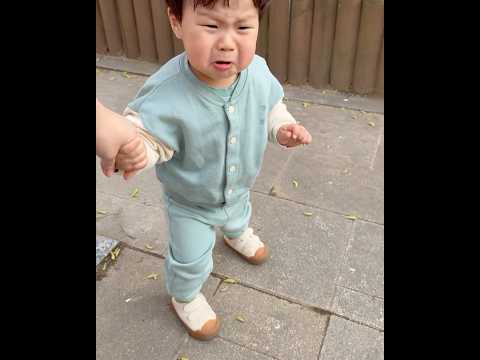 Scared jeongwoo 🥹😢 thought leaves were worms 🐛 🥹#shorts #babies #jeongwoo #eunwoo